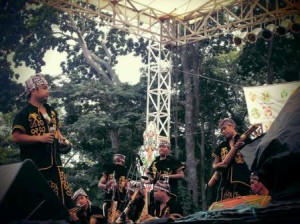 Salah satu pagelaran musik asal Kalimantan, yang turut ditampilkan dalam Pekan Budaya Dayak (30/4), GBK Jakarta.