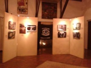 Suasana ruang galeri pameran Telefikom Fotografi di Galeri Cemara, Jakarta Pusat.  Foto: Media Publica/Putri