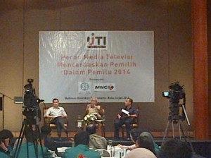 Pembicara seminar sehari yang dilaksanakan IJTTI di hotel Arya Duta pada 26/06 (kiri) Harry Tanoesoedibjo, (Tengah) Bagir Manan. Foto: Media Publcia/Rati