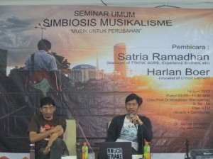 Jakarta (14/06), Harlan Boer Vokalis C’mon Lennon (Kiri), serta Satria Ramadhan Manager Band Indie (kanan) dalam seminar Simbiosis Musikalisme, UPDM(B) Jakarta.