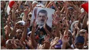 " Para pendukung Moursi menggelar aksi protes menuntut untuk dikembalikannya Moursi". Sumber : BBC