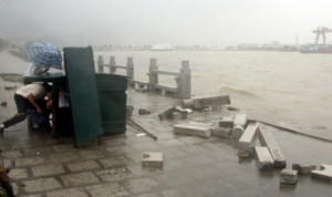 Badai yang disertai hujan lebat menimpa China, selain menimbulkan korban jiwa, banyak fasilitas yang akhirnya rusak. Sumber: Republika