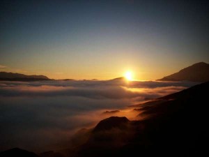 Pesona terbitnya matahari  pagi yang menjadi daya tarik Gunung Bromo. Sumber: travel.detik.com