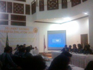 Peserta Diklatom 2013 mengikuti simulasi sidang Lembaga Kedaulatan Mahasiswa (LKM) Fikom, di Villa Cidokom, Puncak (10/11) lalu Foto : Rizky Damayanti