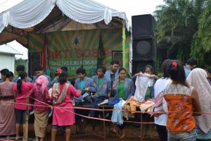 Suasana bazzar pakaian di arena Baksos, Minggu (15/12) Desa Candali, Kabupaten Bogor. (Sumber : Dokumentasi Baksos Fikom 2013)