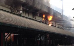 Kebakaran yang Terjadi di Restoran Cepat Saji yang berada di Stasiun Gambir, Jumat (27/12) (Sumber : Twitter @TMCPoldaMetro)