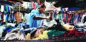 Ilustrasi : Berburu pakaian bekas di Pasar Senen, Jakarta Pusat (sumber : Tribunnews.com)