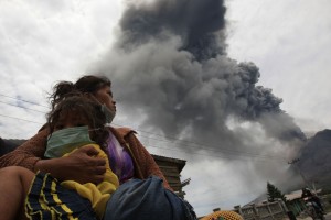 Erupsi Gunung Sinabung meningkat, warga di relokasi (Sumber : liniberita.com)