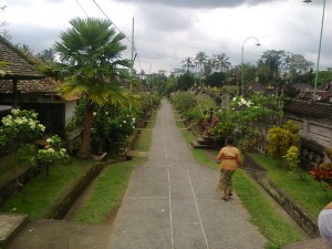 Desa Adat Penglipuran, masih terjaga budaya dan kearifan lokal yang menarik perhatian wisatawan. (foto : Kris Aji Irawan)