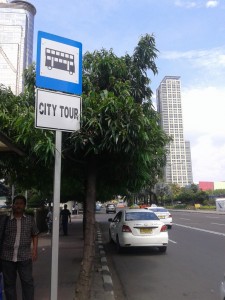 Papan bertuliskan 'City Tour' yang merupakan tempat berhentinya Bus City Tour Jakarta