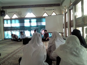 Suasana saat materi Moslempreneur oleh M. Pradana Indraputra di Masjid Al -Amin, Sabtu (5/7) siang. (Foto: Media Publica)
