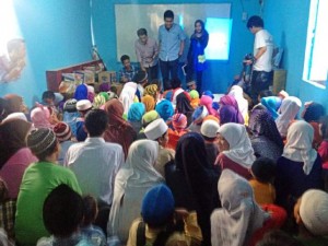 Kemeriahan Aksi Sosial di Yayasan Rumpun Anak Pesisir oleh PRISMA, Selasa (8/7). (Foto: Media Publica)