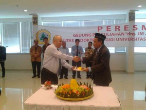 Ketua Pembina Yayasan UPDM (B), Drg. H. Hermanto. MM dan Prof. Dr. H. Sunarto, M.Si selaku Rektor UPDM(B) saling bersalaman sesaat setelah pemotongan tumpeng pada peresmian gedung perkuliahan baru FKG, Senin (25/8) di Bintaro Permai, Jakarta Selatan.