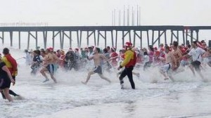 Berenang dilaut jadi tradisi unik saat natal di pesisir Inggris. (Sumber : BBC)