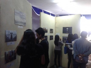 Antusias pengunjung dalam Pameran Foto '24 Jam' oleh anggota baru Wadah Kegiatan Mahasiswa (WKM) Telefikom Fotografi angkatan XXIV. (Foto: Media Publica)