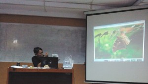 Eko Adiyanto saat memberikan paparan mengenai fotografi makro, Rabu (10/12).