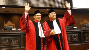 Arief Hidayat terpilih mengantikan Hamdan Zoelva sebagai ketua MK, Senin(12/01) (Sumber: VOA)
