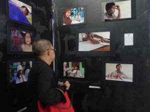 Salah satu pengunjung sedang melihat berbagai foto yang dipamerkan dalam Pameran Foto 'Ekspresi 17 Minus'. Pameran ini diselenggarakan oleh angkatan ke-25 WKM Telefikom Fotografi pada tanggal 24-26 November 2015 di UPDM(B). (Foto: Dianty Utari Syam)