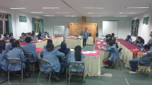 Suasana kegiatan Diklatom 2015 yang bertempat di Wisma Galunggung, Bogor, Jawa Barat. Kegiatan ini dihadiri oleh 25 peserta mahasiswa Fikom UPDM(B) angkatan 2015. (Foto: Danila Stephanie)