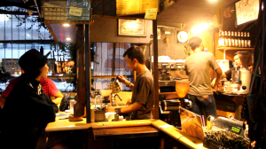Konsep kebersamaan di JOIN Coffee terlihat dengan adanya interaksi antara pengunjung dengan barista. (Foto: Media Publica/Abrar)