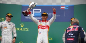 Rio Haryanto mengangkat trofi atas kemenangannya pada ajang sprint race GP2 di Spielberg, Austria, 2015 lalu. Rio pun berharap dapat bertanding di turnamen balap kelas dunia, Formula 1. (Sumber Foto: Kompas.com)