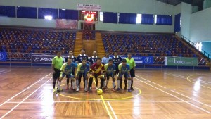 Tim Warso dan Tim Al Falah siap bertanding di babak penyisihan pada Estemje League II, Jumat (26/2) di GOR Bulungan, Jakarta Selatan. Estemje League tahun ini memperbanyak kuota peserta hingga lingkup Jabodetabek. (Foto: Media Publica/Rarasati)