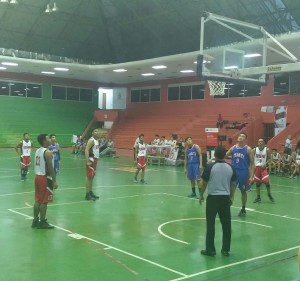 Pertandingan basket antara Universitas Trisakti (USAKTI) melawan Universitas Satya Negara Indonesia (USNI) pada Selasa (14/3). USAKTI unggul dengan skor 14-91 pada babak penyisihan. (Foto: Media Publica/Icha)