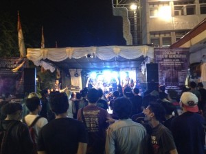Kemeriahan Lesehan UMG 'Voice Of Generation' ke-9 pada Kamis (24/3). Tak hanya musik, workshop seni cukil dan pameran karya oleh Pena Hitam dan Woodcut turut meramaikan acara ini. (Foto: Media Publica/Iyul