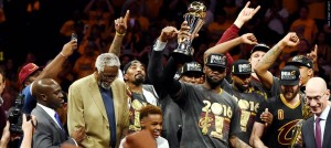 LeBron James merayakan kemenangan gelar NBA musim 2015/2016 bersama rekan satu timnya setelah Cleveland Cavaliers berhasil mengalahkan Golden State Warriors dengan skor 93-89 di Oracle Arena, Oakland, AS (20/6). (Sumber foto: nba.com)