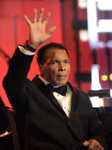 Muhammad Ali pada acara Celebrity Fight Night, sebuah acara untuk menggalang dana dan bentuk perhatian untuk penelitian penyakit parkinson yang dikelola oleh Muhamad Ali Parkinson Center. (Sumber: mirror.co.uk)