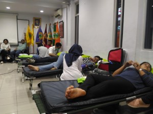Suasana kegiatan donor darah yang dilaksanakan di ruang rapat UPDM(B), Jakarta (7/12) (Foto: Media Publica/Aji)
