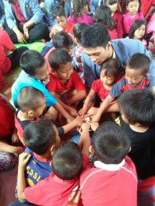 Para peserta Aksi Sosial bermain permainan tradisional bersama Mahasiswa di Rumah Belajar Nusantara, Jakarta Timur (11/12) (Foto: Media Publica/Ari)