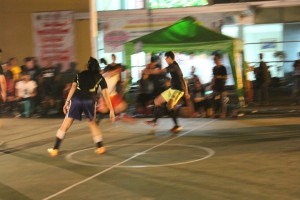 Keseruan pertandingan olahraga futsal yang diselenggarakan oleh Senat Mahasiswa Fakultas Ilmu Komunikasi (Fikom) di Universitas Prof. Dr Moestopo (Beragama) Swadarma, Jakarta (29/3). Pertandingan ini diikuti Lembaga Fikom, WKM Fikom, UKM, serta seluruh mahasiswa Fikom Universitas Moestopo.